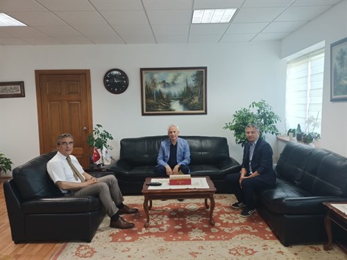 Eskişehir Türk Telekom İl Müdürü Sayın Durali Şimşek ve  Operasyon Yöneticisi Sayın Özer Arioz, Kaymakamımız Sayın Sadettin Yücel'e ziyarette bulundu.