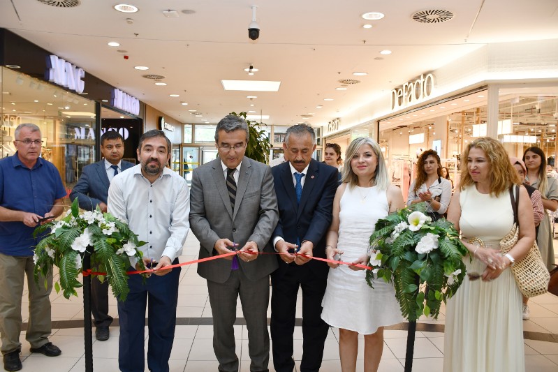 Tepebaşı İlçe Halk Eğitimi ve Ticaret Borsası İlkokulu öğrencileri tarafından Seramik Sergisi düzenlendi.