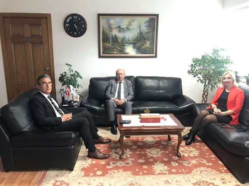 Zorlu Enerji Bölge Direk. Sayın Tamer Akaslan ve Zorlu Enerji Müdürü Sayın Özlem Coral Köp, Kaymakamımız Sayın Sadettin Yücel'e Ziyarette Bulundu    